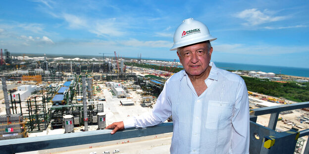 Der mexikanische Präsident Andrés Manuel López Obrador steht auf einem Balkon vor einer neuen Ölraffinerie im Hafen Dos Bocas in Paraiso