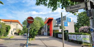 Blick in die Straße und auf das Straßenschild "Iltisstraße"