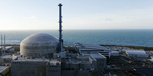 Blick auf das Atomkraftwerk Flamanville in Frankreich