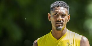 BVB-Stürmer Sébastien Haller im gelben Trainings-Leibchen