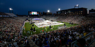 Mit Flutlicht beleuchtetes Stadion zur Abschlusszeremonie der World Games