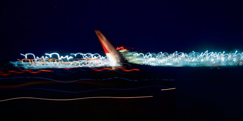 Verzerrte bunte Lichter und der Flügel eines Flugzeugs