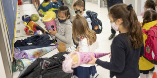 Kinder stehen mit Schultüten in der Hand