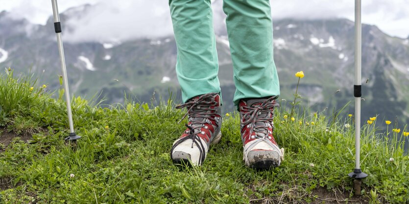 Bergschuhe und Wanderstöcke