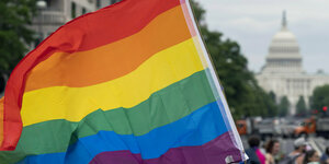 Kundgebung mit Regenbogenflagge vor dem US-Capitol