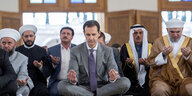Syriens Präsident Baschar al-Assad sitzend bei einem Gebet