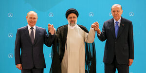 Wladimir Putin, Ebrahim Raisi und Recep Tayyip Erdogan halten sich an den Händen