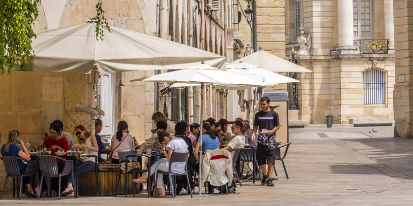 Ein Restaurant in der historischen Kulisse der Stadt Dijon