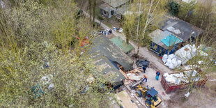 Campingelände von oben, Bagger , Container, abgerissene Baracke