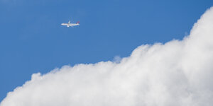 Ein Flugzeug der türkischen Fluggesellschaft Corendon Airlines fliegt am Himmel über Dresden.