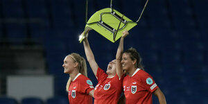 Drei österrische Fußballerinnen jubeln, in der Mitte hält Barbara einen Stuhl hoch