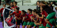 marokkos Spielerinnen jubeln nach dem Spiel auf der laufbahn neben dem Platz