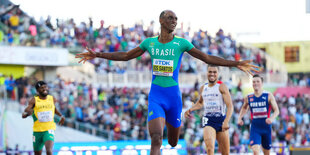 Der Brasilianer Alison Dos Santos jubelt nach dem WM-Gewinn über 400 Meter Hürden