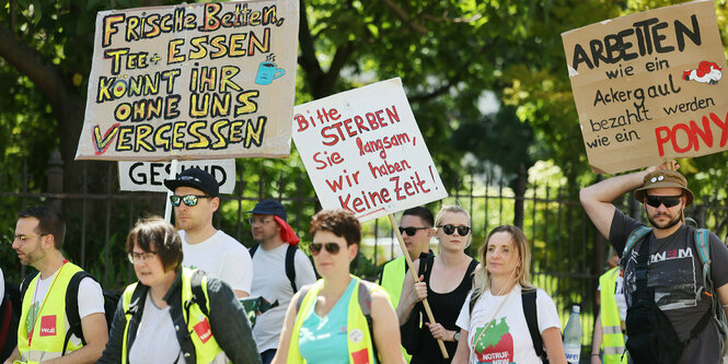 Eine gurppe Menschen demonstriert mit Plakaten