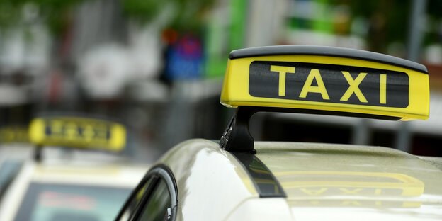 Taxis stehen in Hannovers Innenstadt.