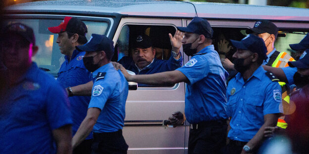 Daniel Ortega winkt aus einem Fahrzeug