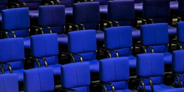 Leere Stühle im Plenum des Deutschen Bundestags