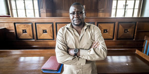 Ronald Sekyewa in einem Gerichtssaal