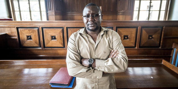 Ronald Sekyewa in einem Gerichtssaal