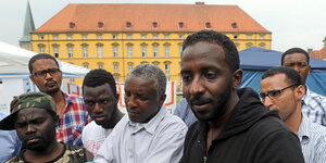 Sudanesische Flüchtlinge stehen vor dem Osnabrücker Schloss