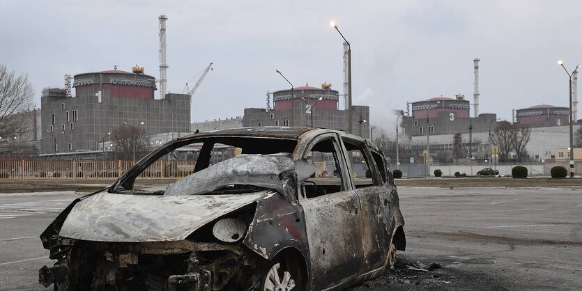 Ein Autwrack vor einem Atomkraftwerk in der Ukraine