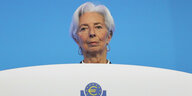 Christine Lagarde, Präsident der Europäischen Zentralbank, steht hinter einem Redepult
