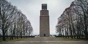 Ein Turm auf einem Platz, daneben kahle bäume