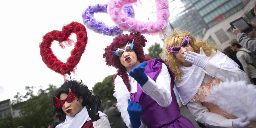 Teilnehmer mit Herzen auf der Gedenkparade Christopher Street Day CSD in Berlin