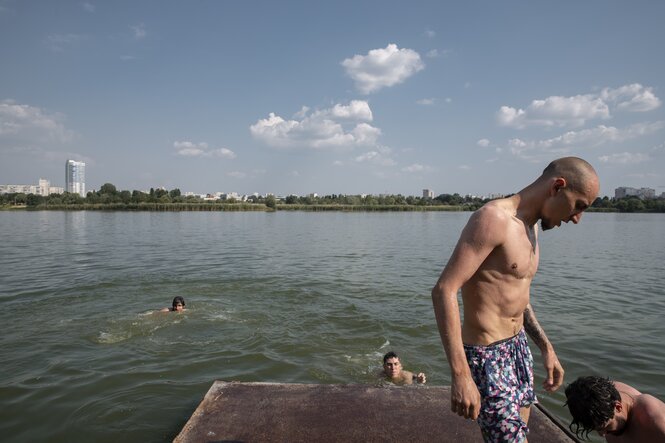 Männer baden in einem Fluss.