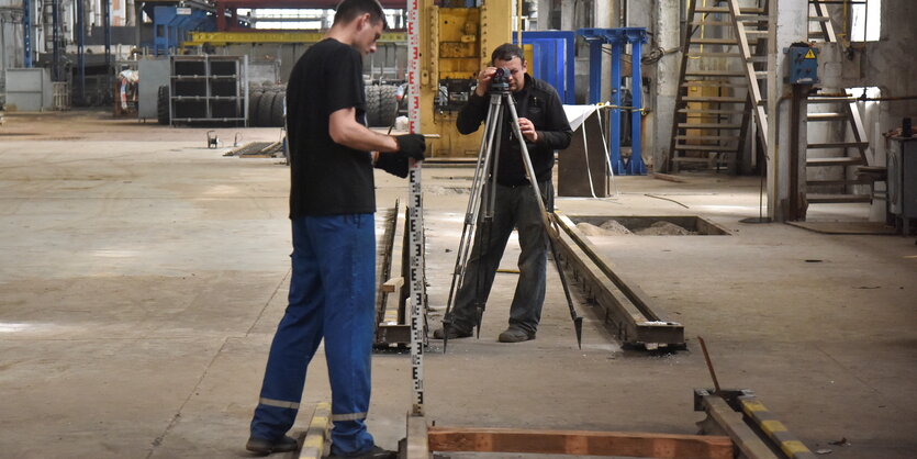 Zwei ARBEITER IN EINER Fabrik