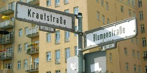 Straßenschild Krautstraße Ecke Blumenstraße in Berlin-Friedrichshain, im Hintergrund ein Wohnhaus
