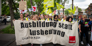 Menschen auf einer Demo mit dem Transparent "Ausbildung statt Ausbeutung"