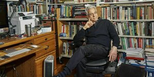 Omer Bartov sitzt an seinem Schreibtisch vor einer Bücherwand