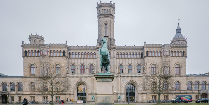 Hauptgebäude der Uni Hannover im Welfenschloss