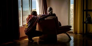 Gespräch zwischen einer Therapeutin und einer Patientin in einem Zimmer mit Blick aufs Meer