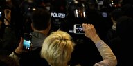 Demoteilnehmer filmen Polizeieinsatz am 1. Mai in Friedrichshain-Kreuzberg