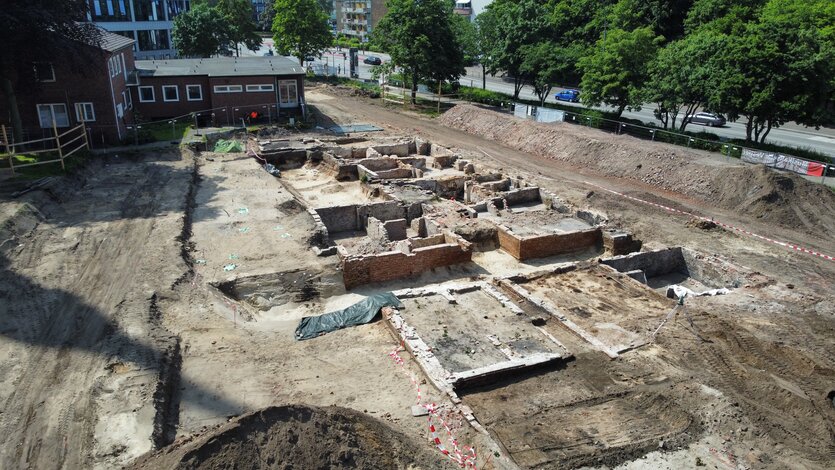 Zu sehen ist die Ausgrabungsstätte in Altona. Die Grundmauern mehrerer Gebäude stehen noch