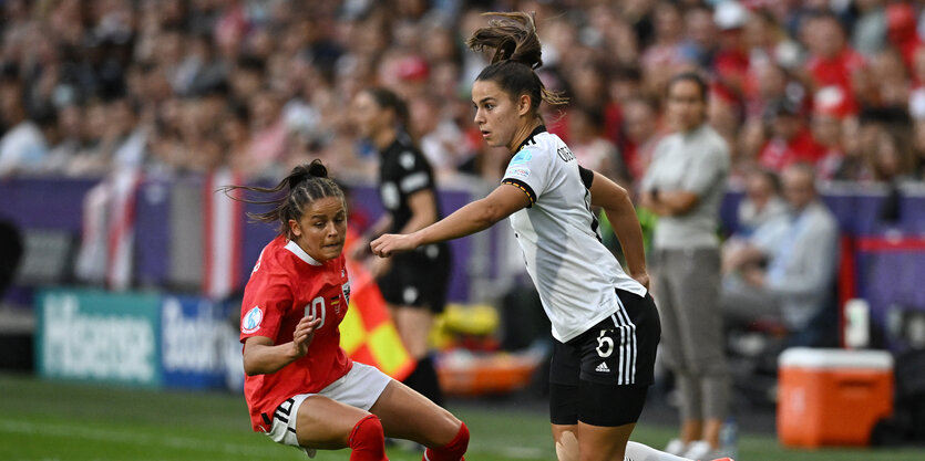 Die deutsche Fußballerin Lena Oberdorf setzt sich gegen Österreichs Laura Feiersinger durch