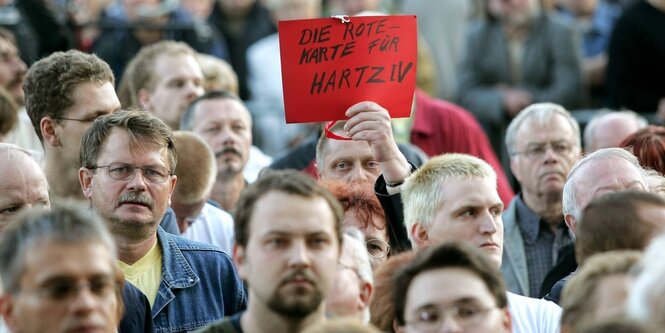 Menschen versammelten sich zur Abschlusskundgebung