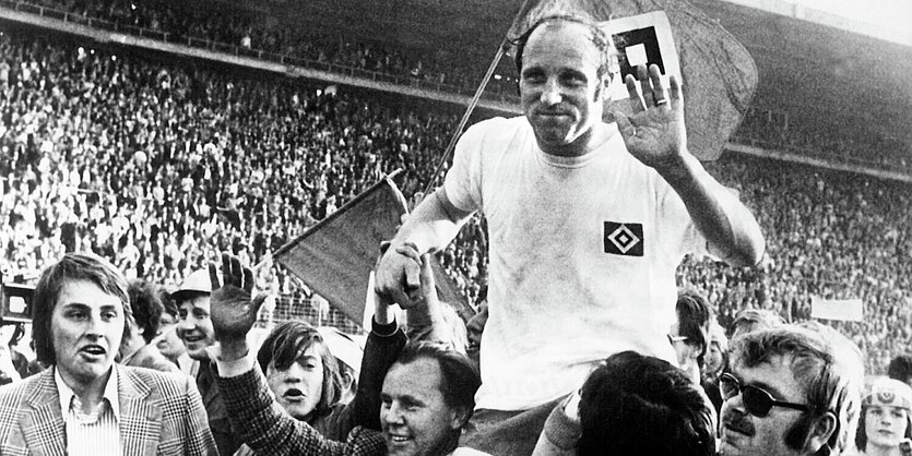 Uwe Seeler auf den Schultern seiner Fans