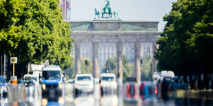 Die Hitze erzeugt ein Flimmern über der Straße des 17. Juni