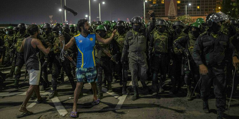 EIn Demonstrant läuft vor einer Truppe Soldaten davon