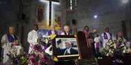 Eine Beerdigung in einer Kirche