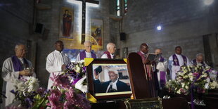 Eine Beerdigung in einer Kirche