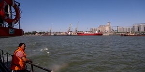 Ein Mann steht an einer Reling im Hafen von Odessa