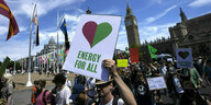 Klimaaktivist:innen demonstrieren in London für mehr Klimaschutz