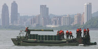 EIn Militärboot for der Skyline Taipeis