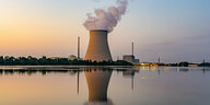 Wasserdampf steigt aus dem Kühltum des Atomkraftwerks (AKW) Isar 2.