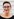 Porträt einer Frau mit Kurzhaarschnitt, großen Ohrringen, Brille und roten Lippen