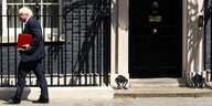 Boris Johnson läuft vor der Downing Street 10 aus dem linken Bildrand
